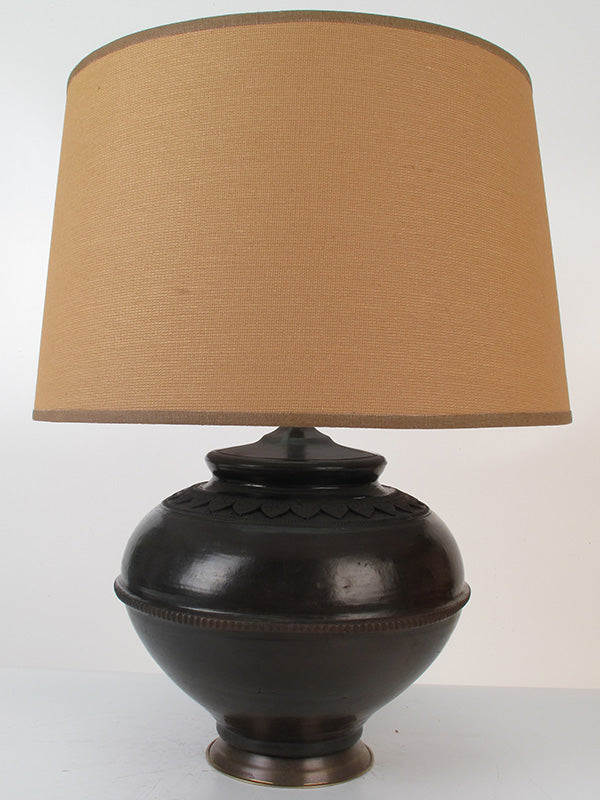 Medium Table Lamps for Lounges and Hallways